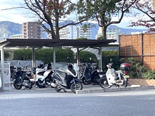 バイク置き場はバイクの出し入れがしやすく、屋根もあります。