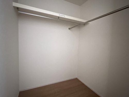 衣類だけでなく大容量の収納が可能です。(寝室)