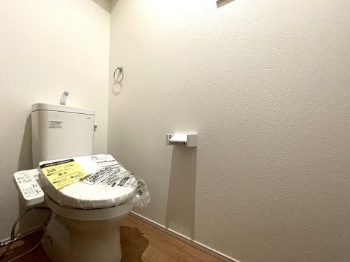 シンプルで汚れが付きにくい材質の節水型トイレ♪