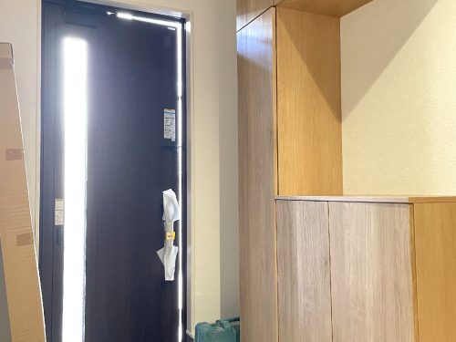 採光性のある玄関ドアで日中は足元も安全、夜は人感センサー付きの照明有♪スマホアプリで施開錠OK(玄関)