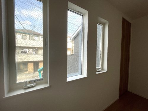 採光性があり、腰高の高さなので机やベット等配置できます。(子供部屋)