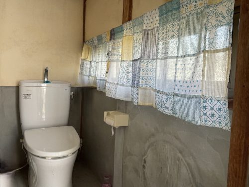 外部トイレ　こちらも公共下水に接続した水洗トイレ、農作業中でも使いやすい外トイレ