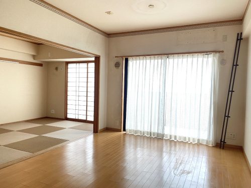 和室の引き戸を全開にすると、リビングがより広々してきます。(居間)