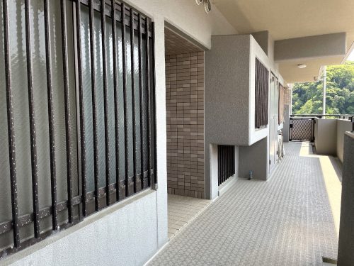 共用廊下の出窓下にエアコンの室外機の設置可能