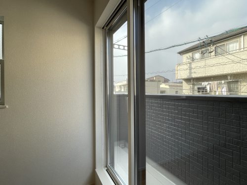 主寝室の掃出し窓に面してバルコニーがあります。防火シャッターも有、外部の音を和らげ保温交換もあります。(寝室)