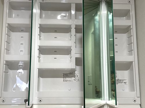 三面鏡の内部は高さ調節もできてビン類も立てて保管できます。