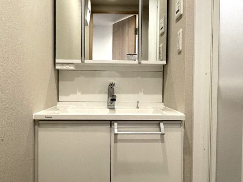 三面鏡付のシャンプードレッサー