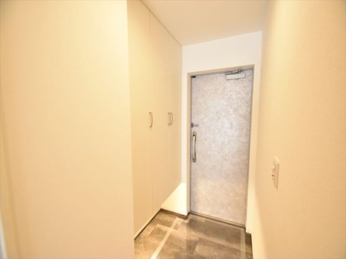 限られた空間でもスッキリした明るい玄関です(玄関)