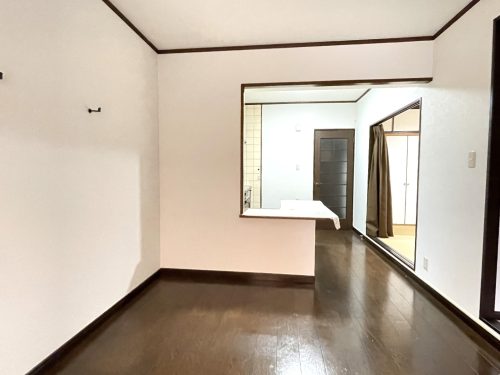 キッチン内トリビングとのコミュニケーションも取りやすいですね(居間)