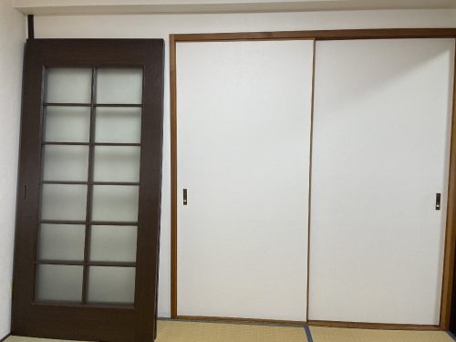 和室の押入れはファミリー収納として万能ですね。建具も保管されています。(寝室)