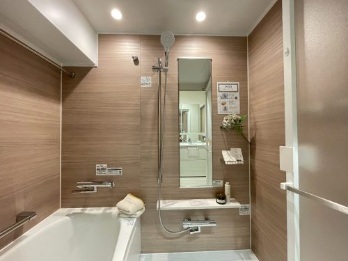 ユニットバスは全壁面に高級感のあるデザインがありますあ(風呂)