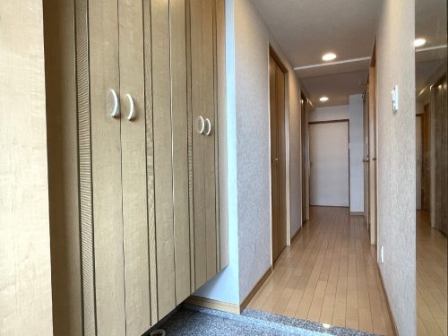大型のシューズボックスがあり玄関がスッキリ片付きますね。(玄関)