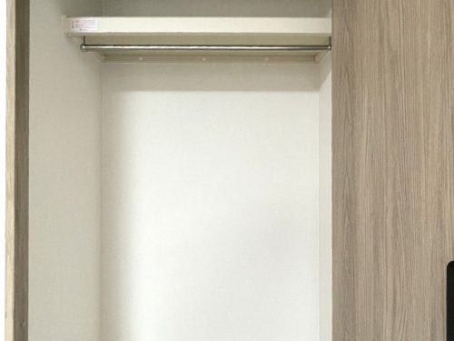 上部に棚とパイプハンガーで使いやすいクローゼット(寝室)