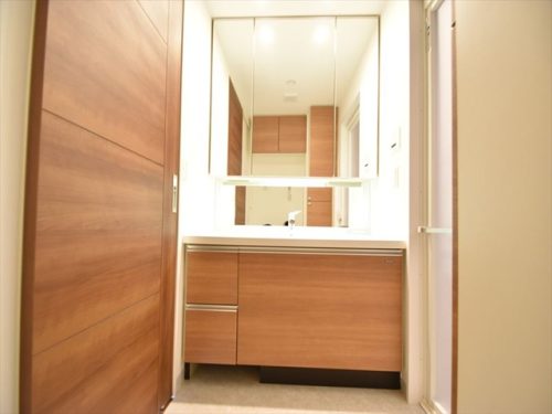 三面鏡付きのシャンプードレッサー