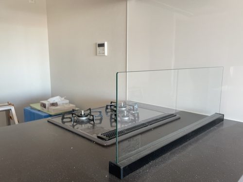 コンロで調理中のお料理もずっと見ていたいですね。(キッチン)