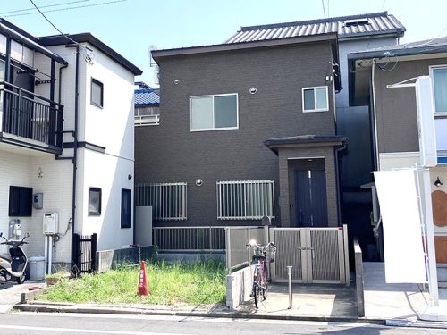 木造亜鉛メッキ鋼板葺の２階建(外観)