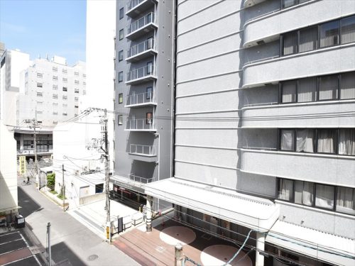 全面に道路がある街中の眺望が広がります