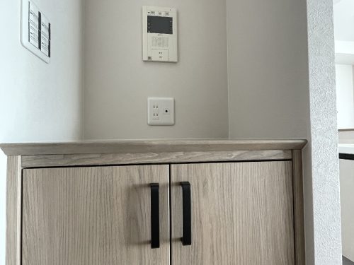 モニター付インターホンとコンセントジャックのあるカウンター(居間)