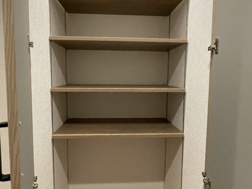廊下にも収納がありトイレットペーパーなどのストックにも便利です