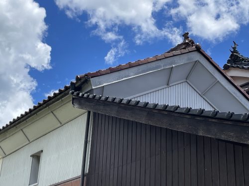 蔵の外壁や軒下は土壁が劣化しないよう修繕されています