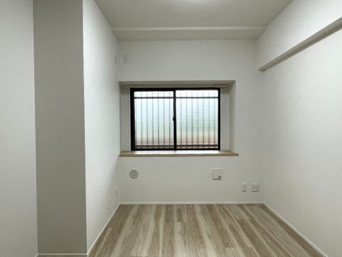 出窓の下にエアコン室外気を置けます(子供部屋)