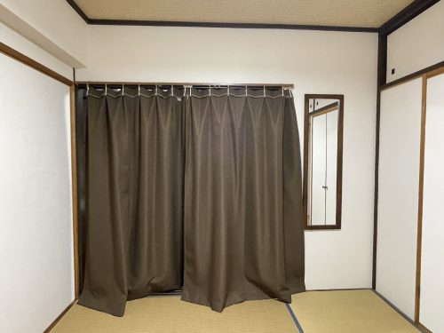 キッチンとの境はカーテン(寝室)