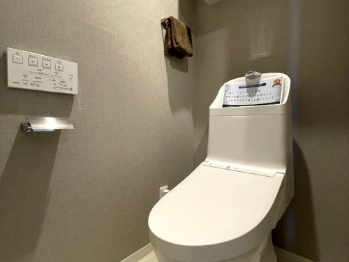 節水型のシンプルトイレはお手入れも簡単で収納も有