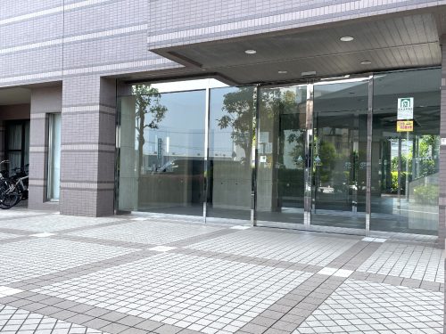 エントランスはガラス張りで明るくシンプル
