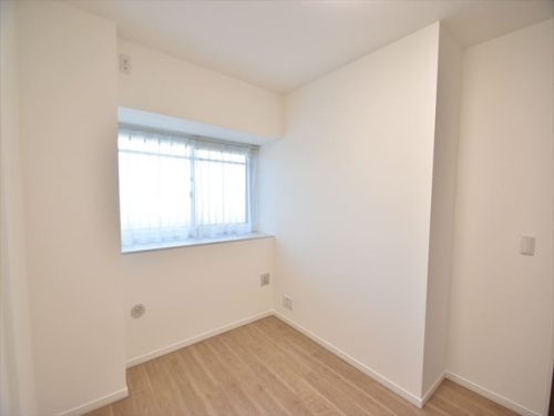 約5.0帖洋室　出窓の共用廊下側はエアコンの室外置き場となっています(子供部屋)