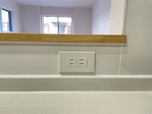 ワープトップにコンセント有なのでミキサーや電気圧力鍋も臨時参戦でお料理の幅が広がります。(キッチン)