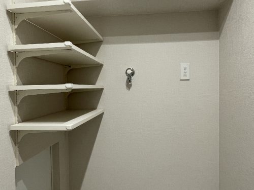 洗濯機置き場もオープン収納でリネン類も出しやすいですね