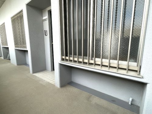 共用廊下側のお部屋も窓下がエアコン室外機置場となって設置可能♪(外観)