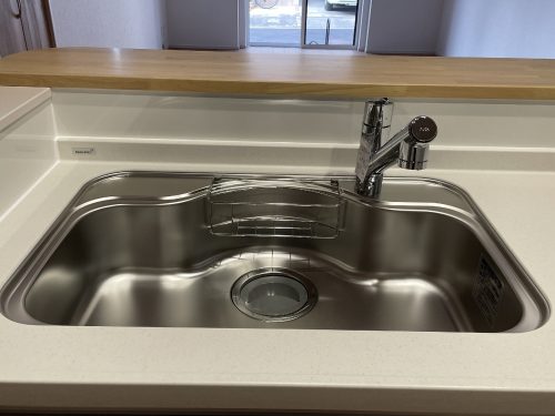 従来品より水の音を抑える静音シンクと浄水機内蔵型のシングルレバー水栓(キッチン)