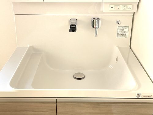 ボウルが広くて水が跳ねにくい。吐水口も汚れた水がかかりにくい場所にあり、ボウルに溜まった水を抜くときもワンプッシュ！鎖が無いのでお掃除しやすいですよね。