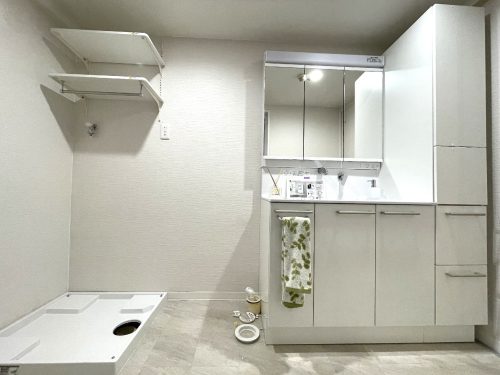洗面室もまるごとリフォームされています。収納もあって便利
