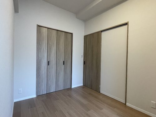 明るい雰囲気の建具とフローリングの洋室(寝室)