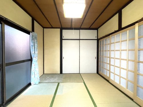 1階奥の6帖の和室 ゆとりのある広さと2ヶ所の窓が有ります。(寝室) 1階奥の6帖の和室 ゆとりのある広さと2ヶ所の窓が有ります。(寝室)