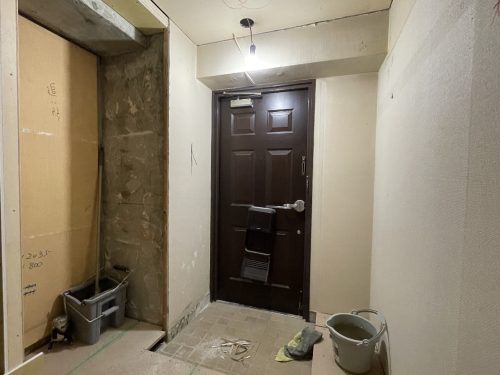 玄関も床・天井も含めて造り変えられます。(玄関)