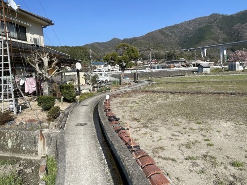 宅地から離れた農地の接続道路　里道（水路あり）