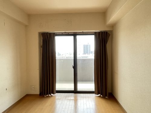 バルコニーに面した６帖洋室はロビングからどくりつして静かに過ごせるお部屋です。(寝室)