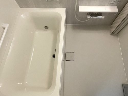 ゆったり浸かれるスクエア型のバスタブ(風呂)