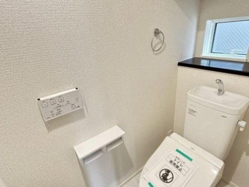 水流の力で汚れを落とすシンプルで節水型のトイレ！