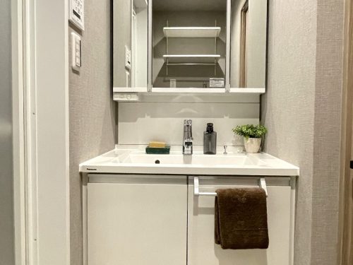細々したコスメや洗面道具の収納がスッキリな三面鏡付きシャンプードレッサー