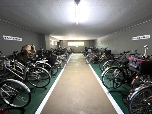 自転車も屋根の下に駐輪できます