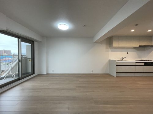 陽当たり良好！　壁面に家具や収納の配置も自在です(居間)