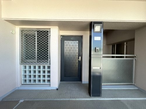 アルコープがあるので、共用廊下側にもエアコンの室外機も置けます。(玄関)