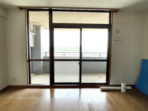 南東向きのリビングの掃出し窓は気持よく朝を迎えられます(居間)