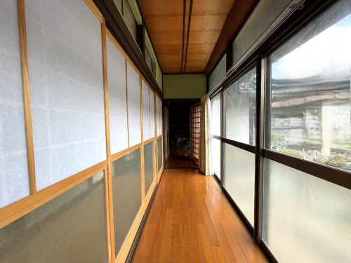 母屋の広縁　陽当たり良好　築山の景色につづいています