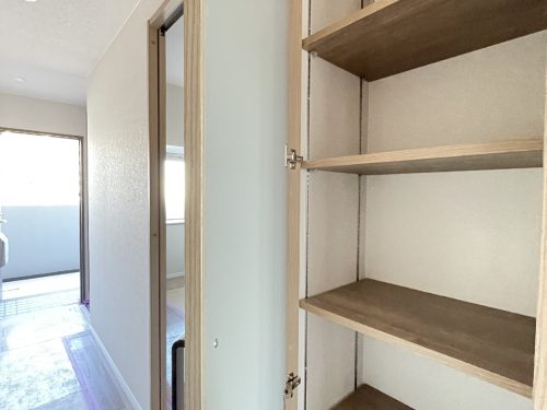 廊下にも収納有！