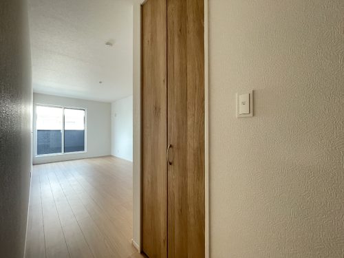 約１０帖の洋室は入口にウォークインクローゼット(寝室)